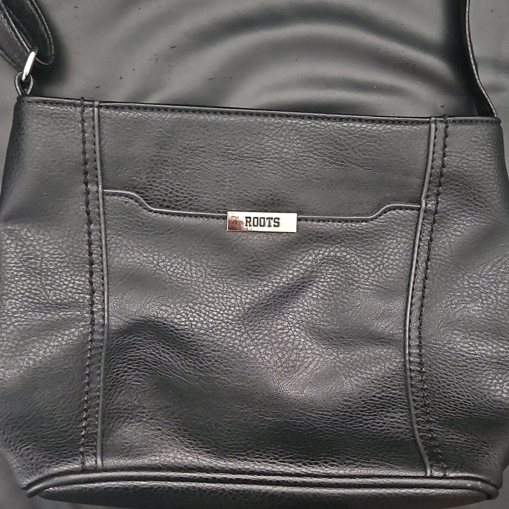 Roots 100%Black Pebbled Leather Adjustable Strap Crossbody Stainless HardwareBag - Picture 3 of 10